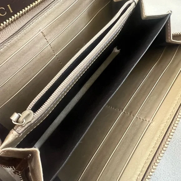 Gucci Metallic Gold Zippy Wallet with Iconic Charm - Picture 7 of 8